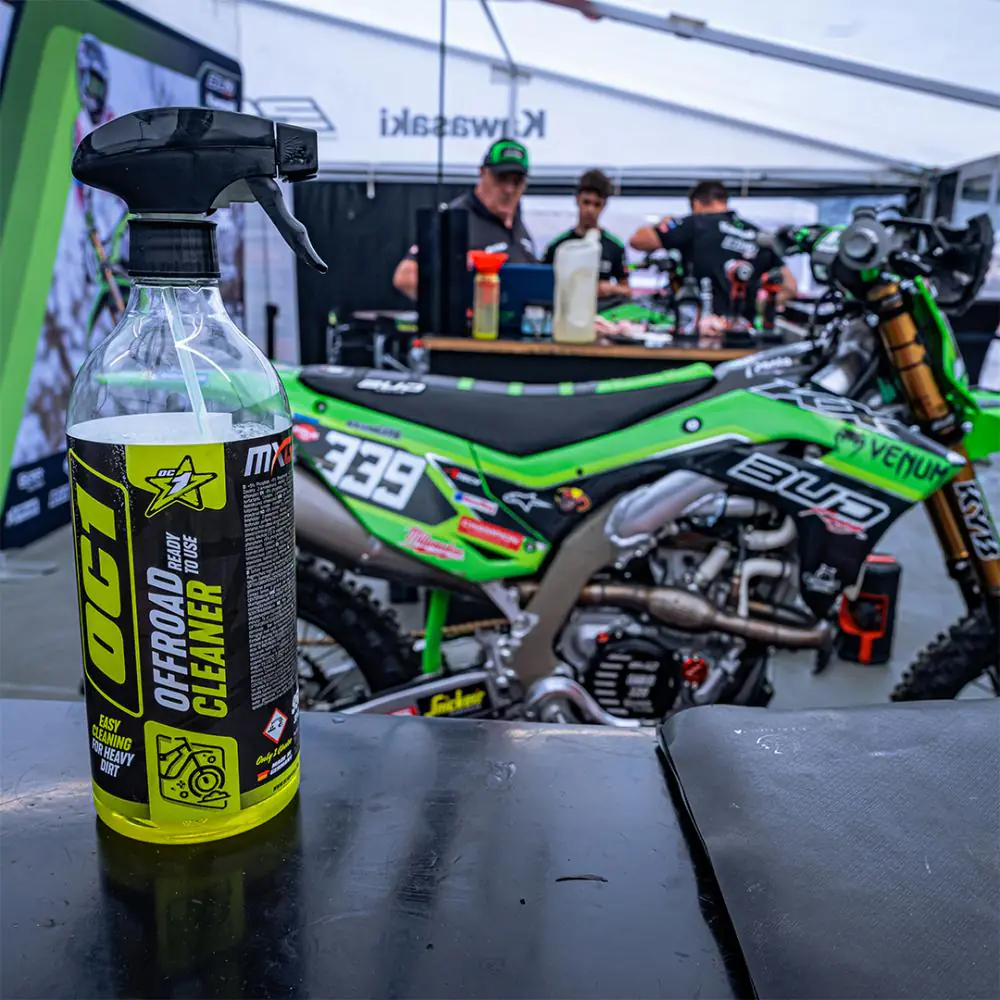 Czysty motocykl terenowy po użyciu środka do czyszczenia motocykli OC1 Offroad Cleaner – błyszczące owiewki, koła i plastiki bez śladów błota