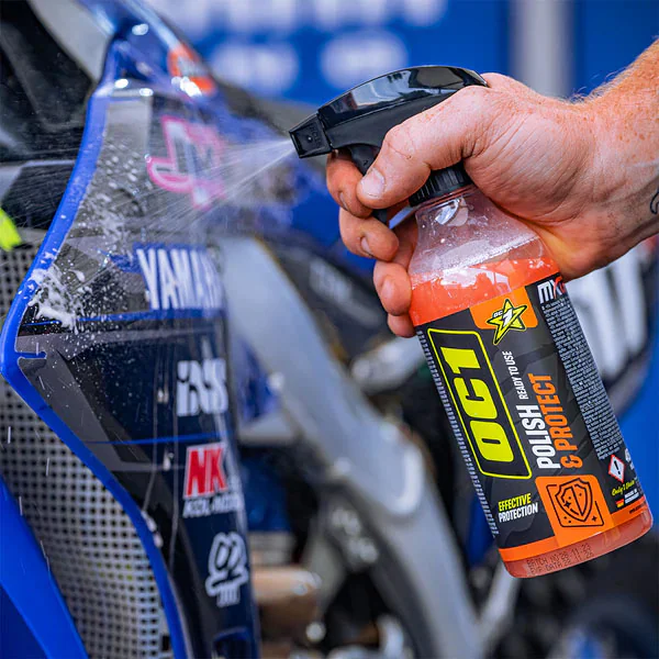 Aplikacja środka ochrony OC1 Polish&Protect na błyszczące plastikowe owiewki motocykla terenowego