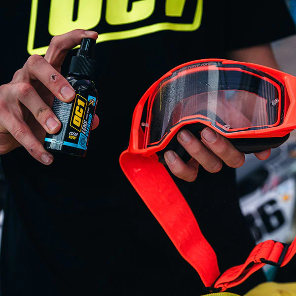 Aplikacja preparatu przeciwmgielnego OC1 Anti-Fog na gogle motocyklowe