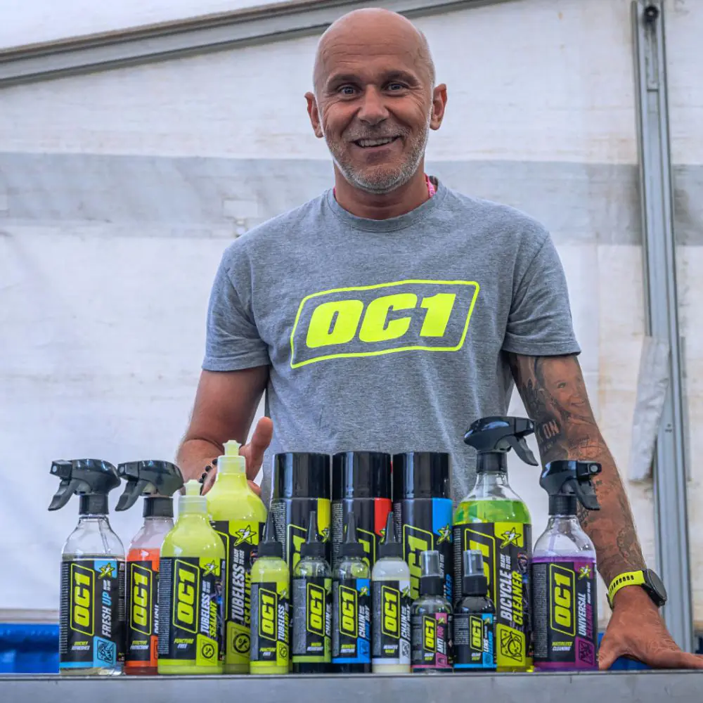 Tomasz Banaszak przy pełnej gamie produktów OC1 na stoisku
