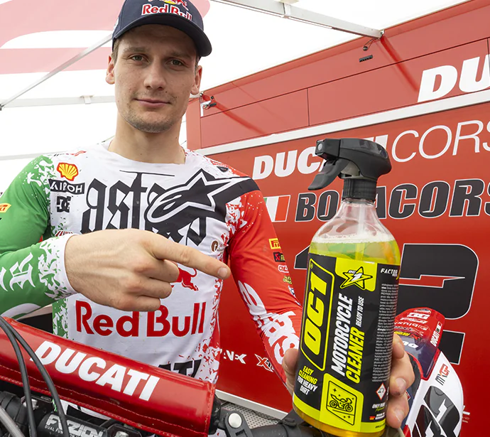 Zawodnik Red Bull Ducati MXGP z preparatem OC1 Motorcycle Cleaner