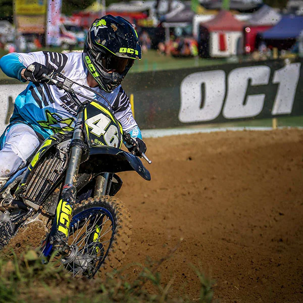 Zawodnik motocrossowy na zakręcie przy bandzie OC1