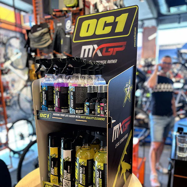 Ekspozytor OC1 MXGP z produktami w sklepie