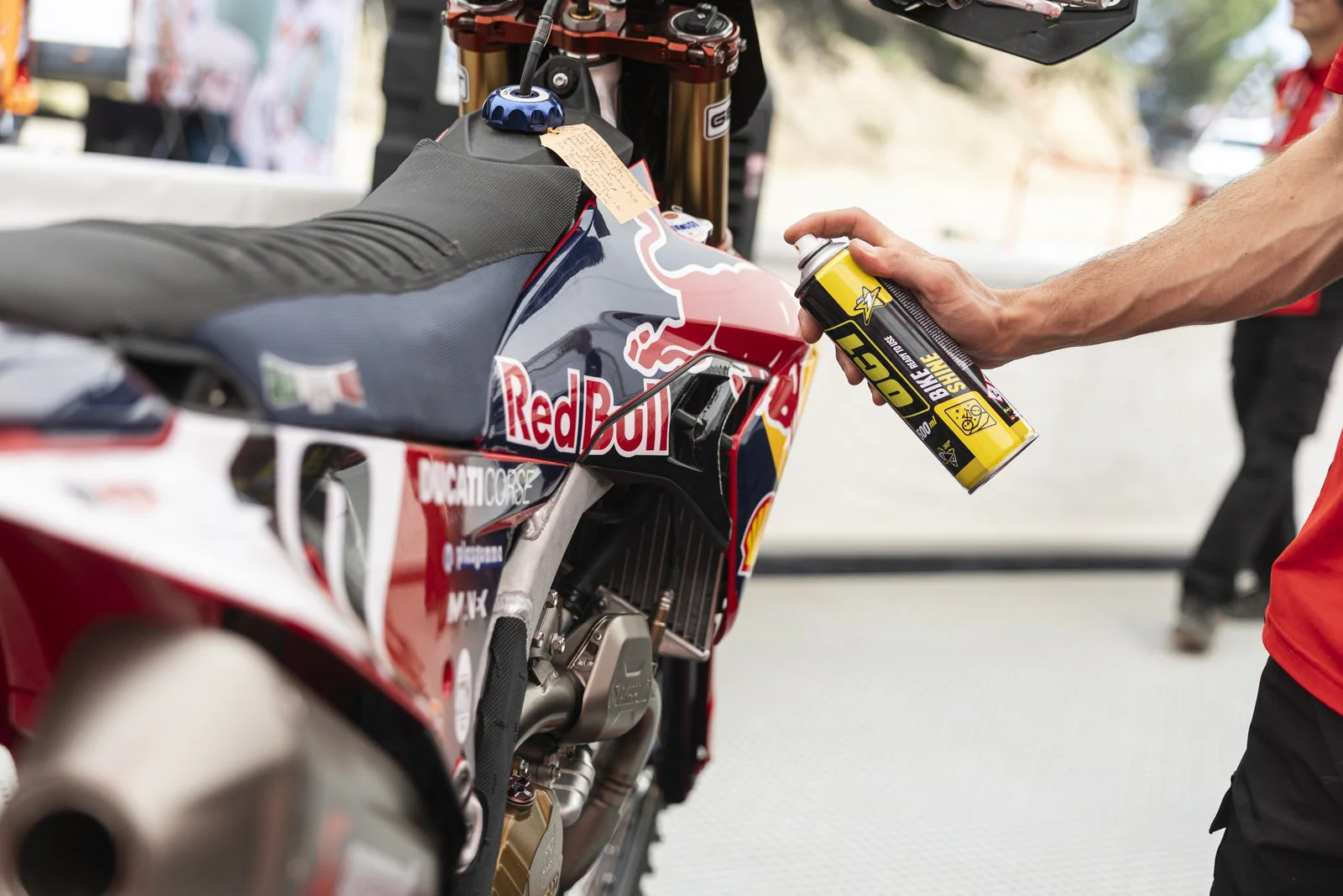 Jak zabezpieczyć motocykl po myciu? Ochrona lakieru, plastików i owiewek