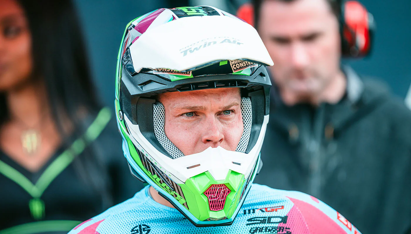 Dlaczego kask motocrossowy ma daszek i spiczasty podbródek?