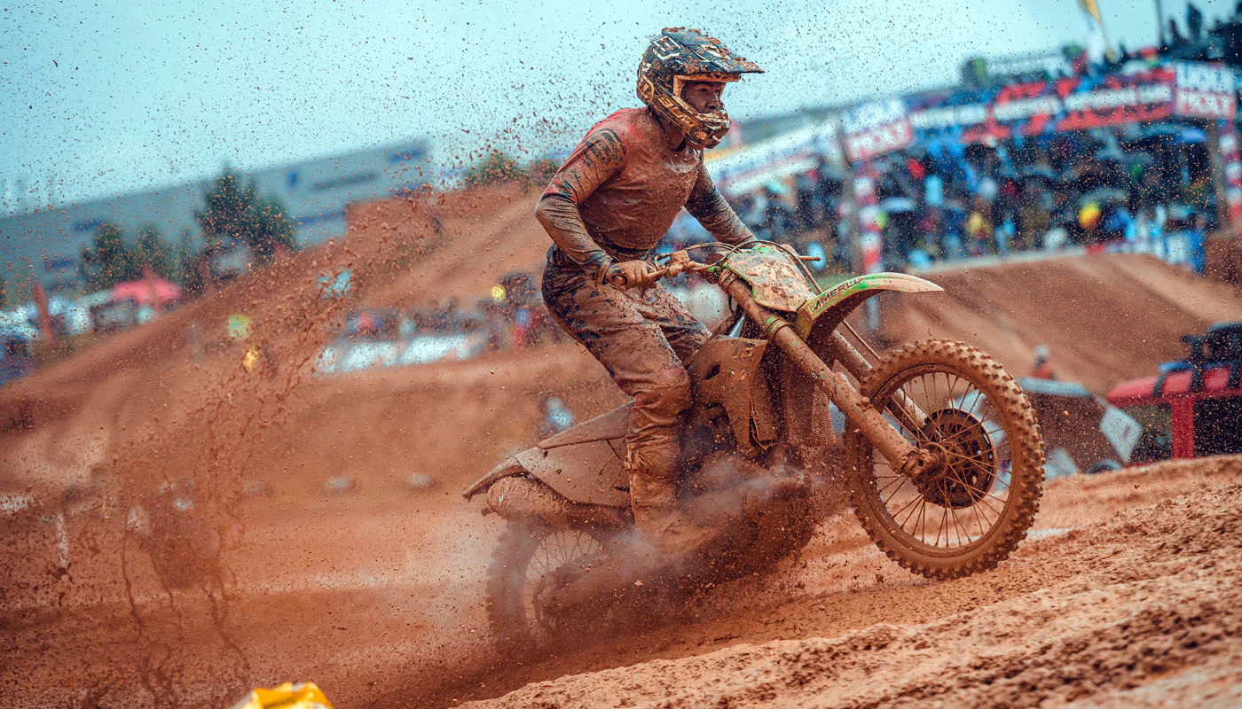 Jak dbać o motocykl terenowy i rower MTB po jeździe w błocie?
