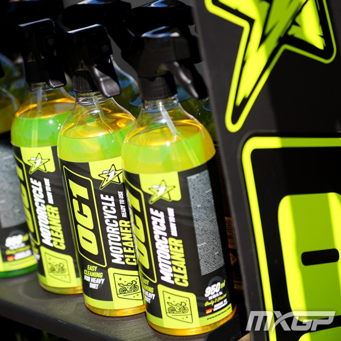 Butelki płynów do mycia motorów OC1 Offroad Cleaner na firmowym stojaku