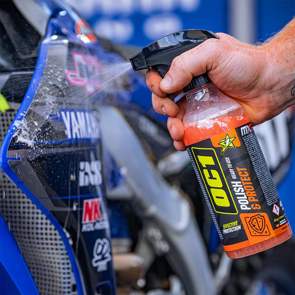 Aplikacja środka ochrony OC1 Polish&Protect na błyszczące plastikowe owiewki motocykla terenowego