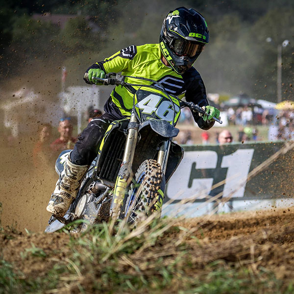 Zawodnik motocrossowy w barwach OC1 na zakręcie toru