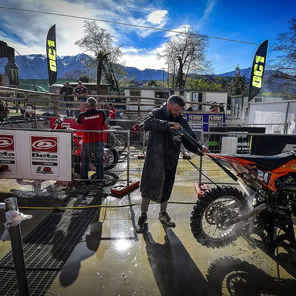 Mycie motocykla enduro myjką ciśnieniową w padoku