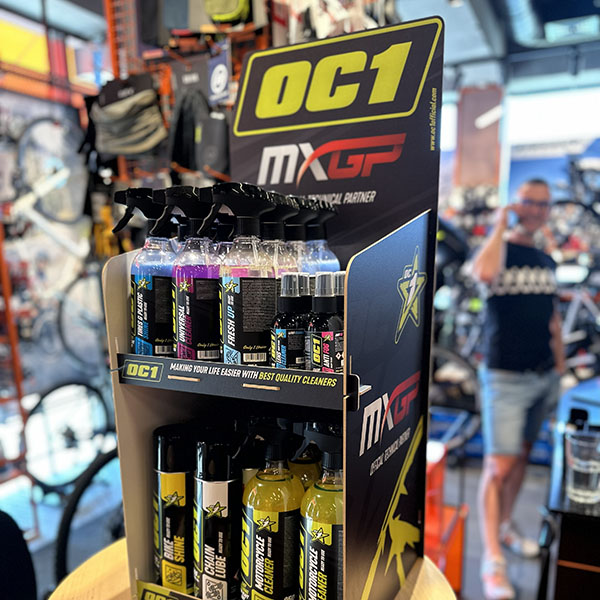 Ekspozytor OC1 MXGP z produktami w sklepie